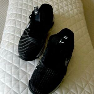 Nike metcon 8 black and white